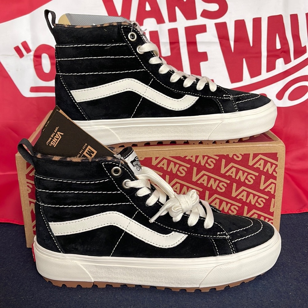 Vans WMNS Sk8-Hi Mte-1
(Suede) Black/Leopard
VN0A5HZY6D8
boots - sneakers
